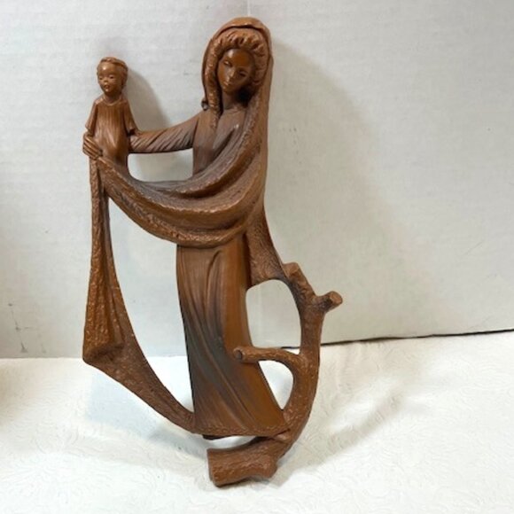 VTG Virgin Mary & Baby Jesus Wall Hanging Molded Plastic Brown Detailed Plaque9" - Picture 1 of 13